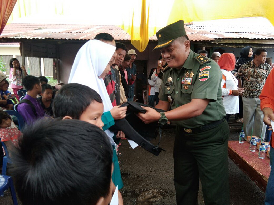 Kodim Inhil dan Kabag Humas Serahkan Bantuan Korban Kebakaran di Jalan Kayu Jati